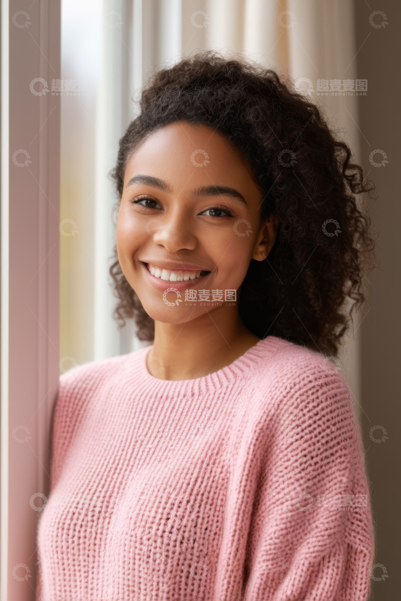 高清大图下载【趣麦麦图】穿粉色毛衣微笑的年轻女性