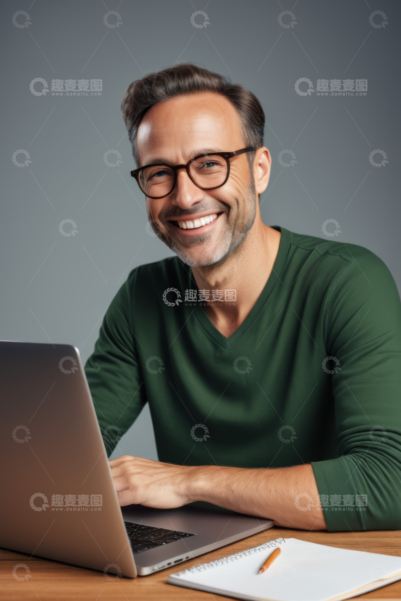 高清大图下载【趣麦麦图】男子使用笔记本电脑微笑办公