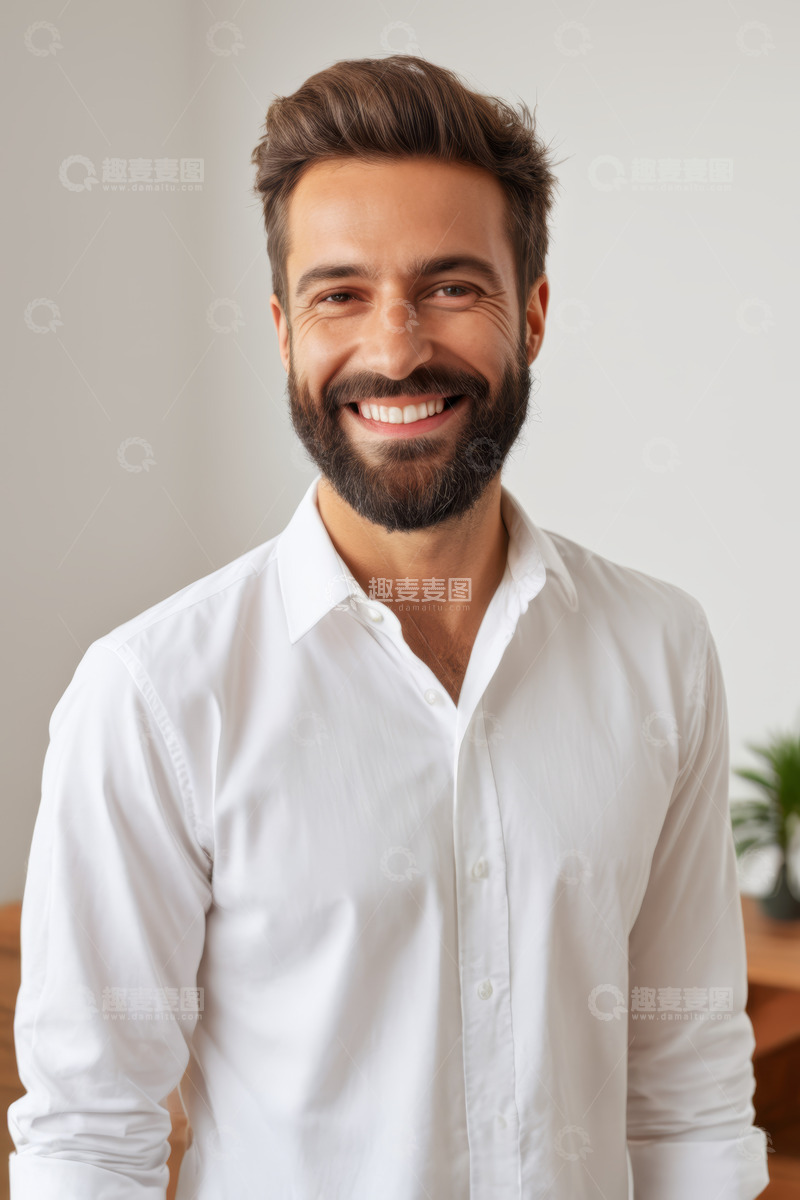 高清大图下载【趣麦麦图】微笑男士半身照