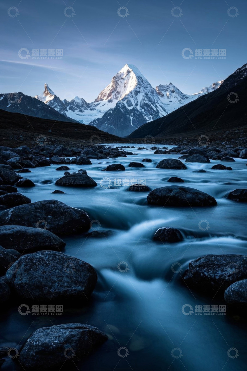 高清大图下载【趣麦麦图】雪山下流淌的山间溪流