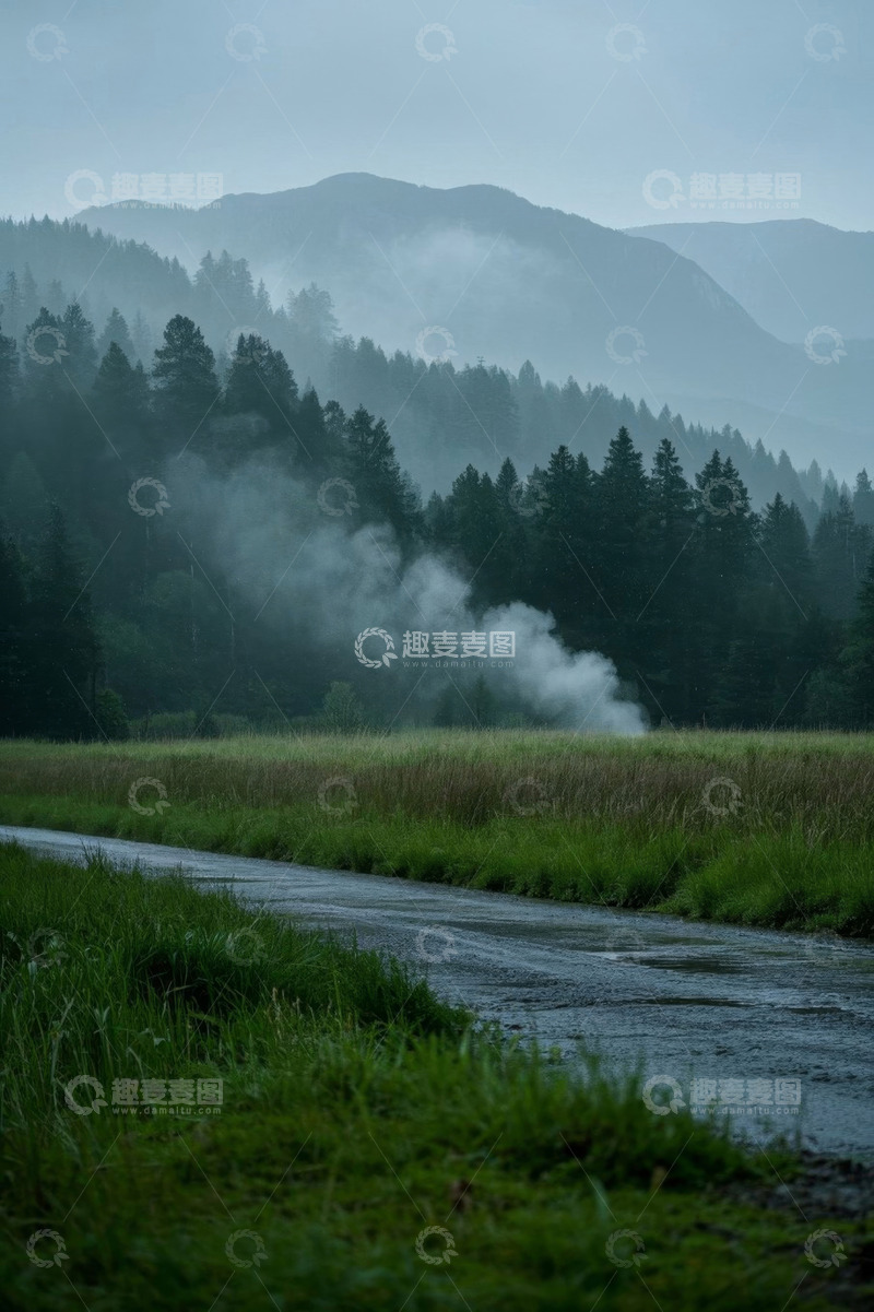 高清大图下载【趣麦麦图】山间雾气弥漫的森林与道路