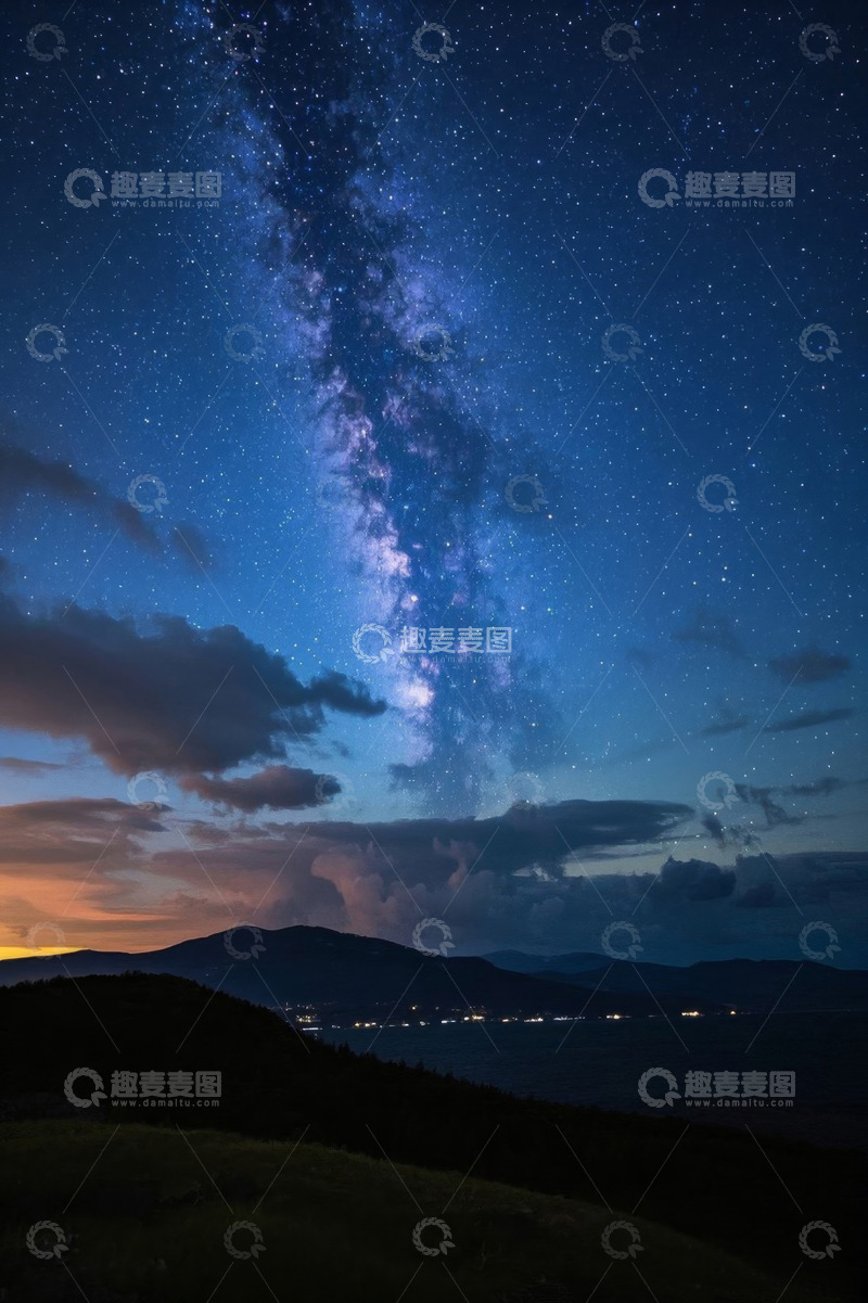 高清大图下载【趣麦麦图】夜空下的山脉与银河景观