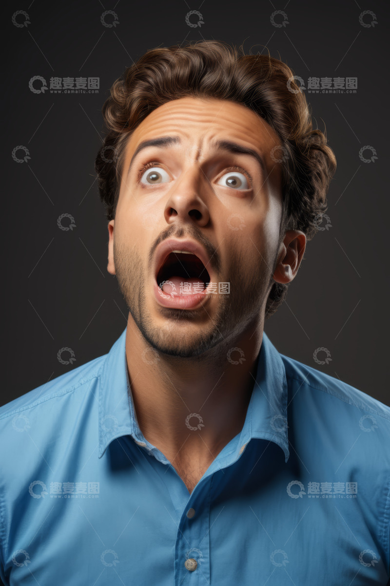 高清大图下载【趣麦麦图】穿着蓝色衬衫男子惊讶表情特写