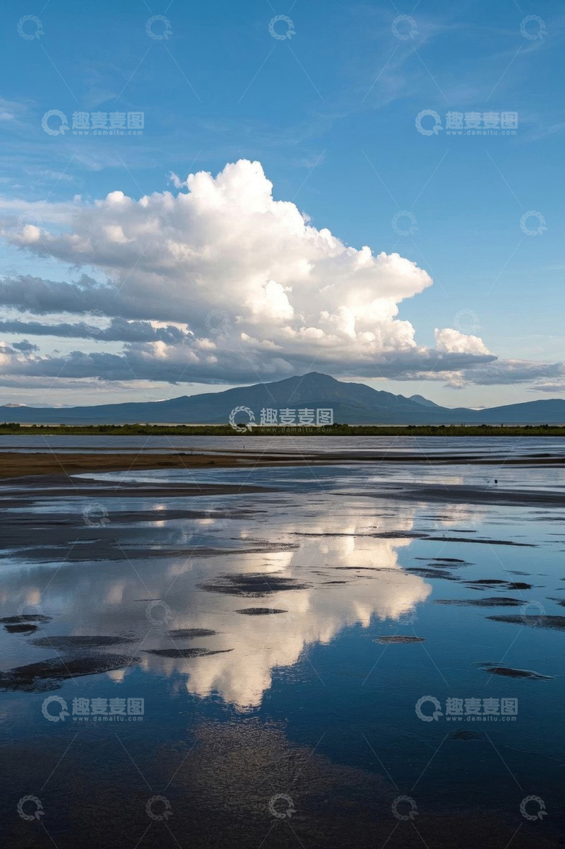 高清大图下载【趣麦麦图】水面倒映蓝天白云与远山景观