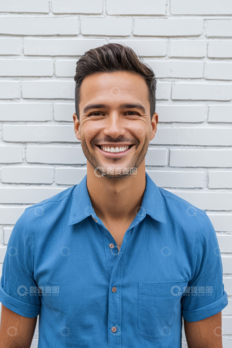 高清大图下载【趣麦麦图】穿蓝衬衫微笑的男子肖像