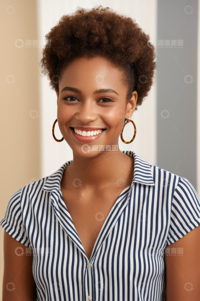 高清大图下载【趣麦麦图】微笑的非洲裔女性肖像