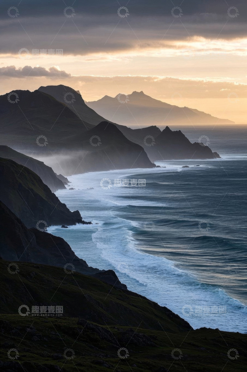 高清大图下载【趣麦麦图】海岸边起伏山峦与海浪景观