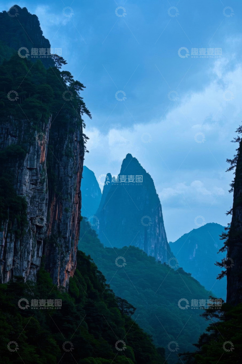 高清大图下载【趣麦麦图】暮色中的壮丽山峰景观