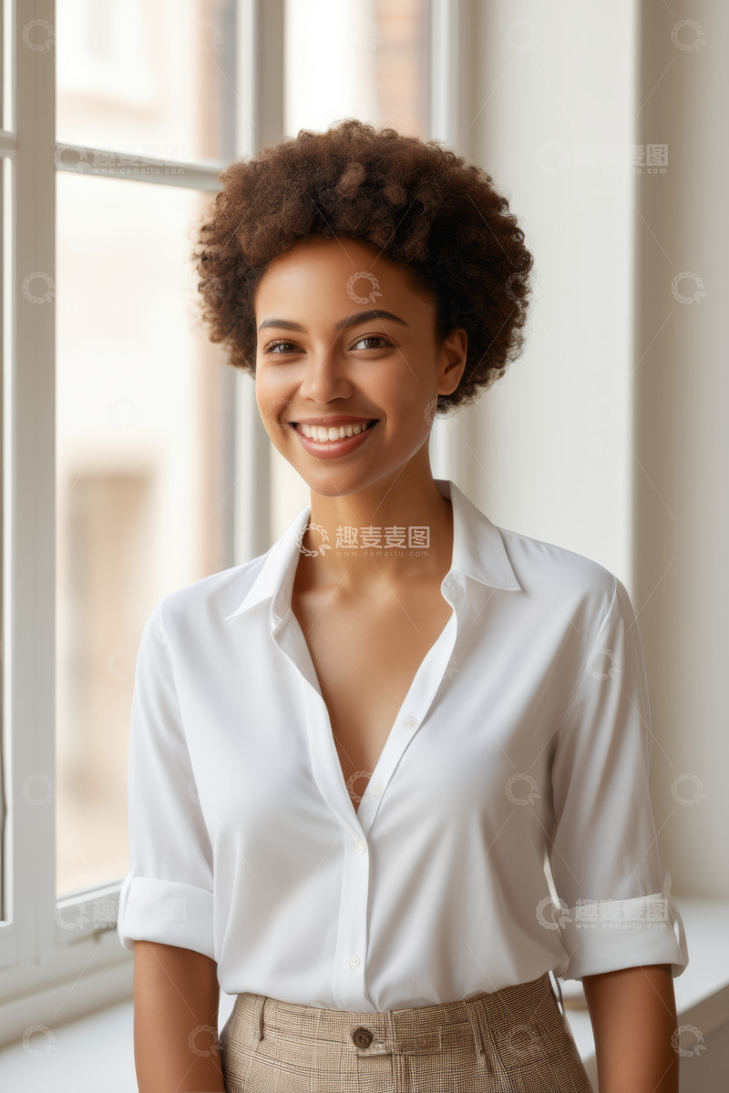 高清大图下载【趣麦麦图】窗边微笑的年轻女性肖像