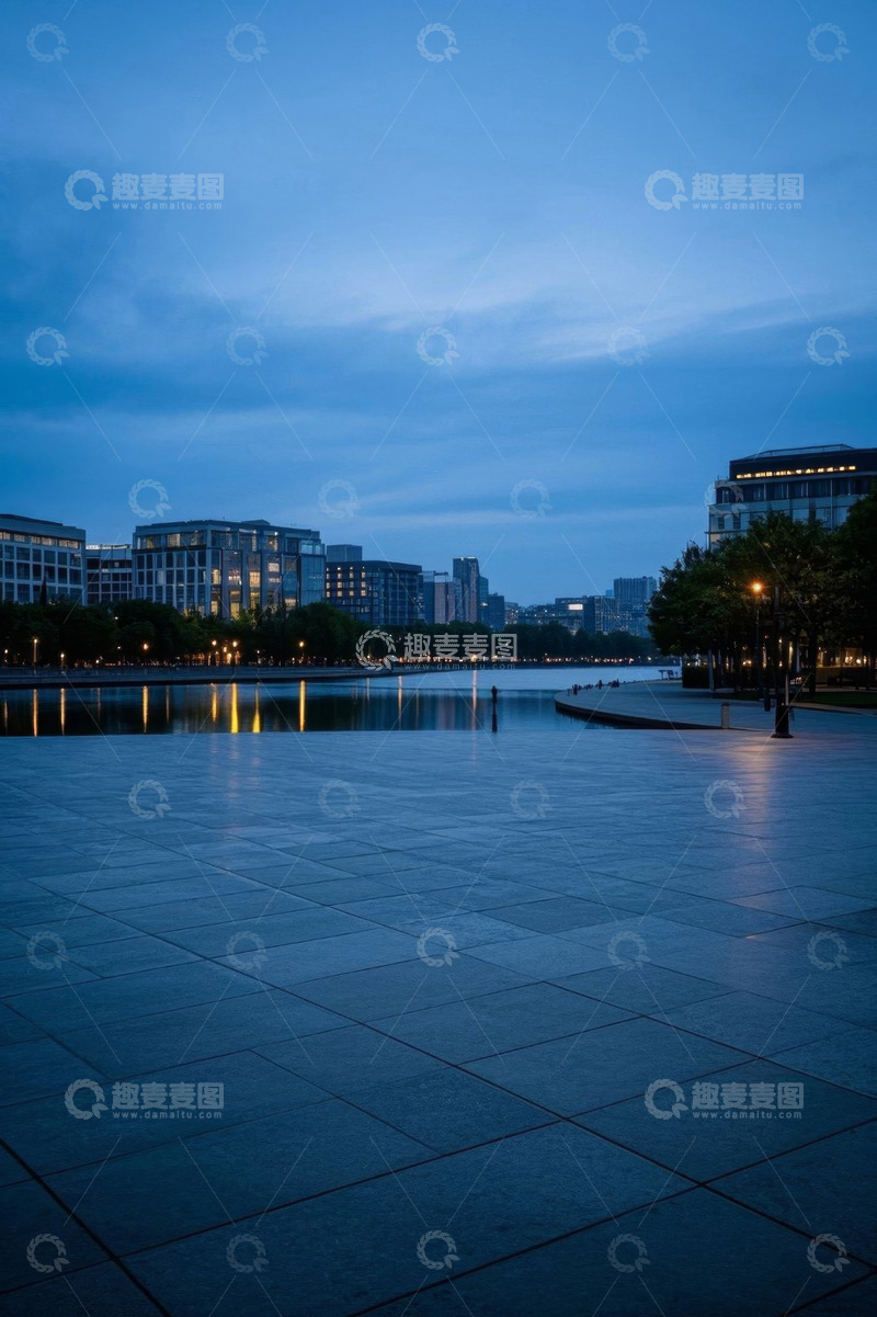 高清大图下载【趣麦麦图】城市广场夜景与远处建筑群