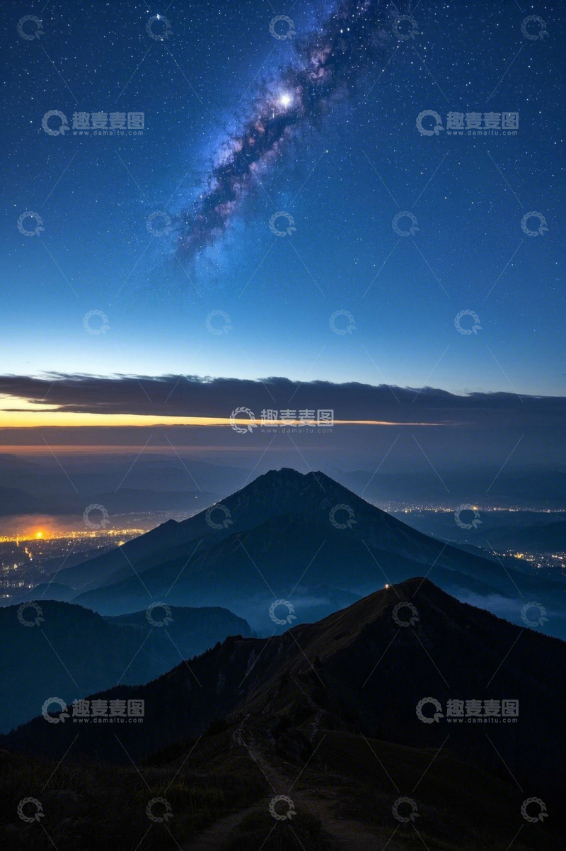 高清大图下载【趣麦麦图】山顶星空与城市夜景全景