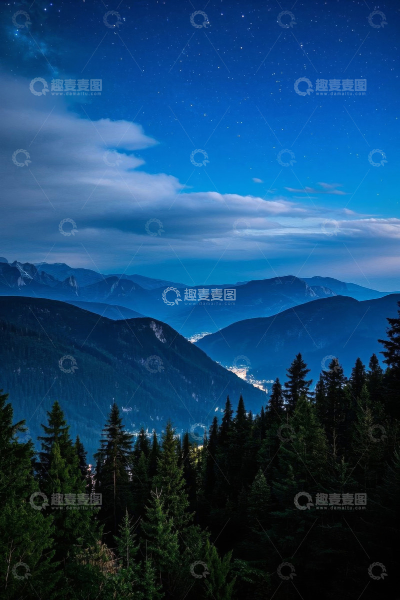 高清大图下载【趣麦麦图】夜空下的山林与远处城镇景观