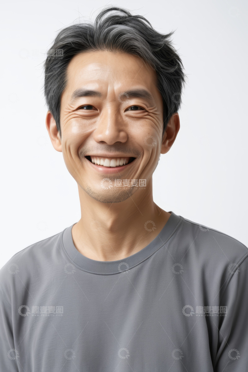 高清大图下载【趣麦麦图】微笑中年男子半身肖像