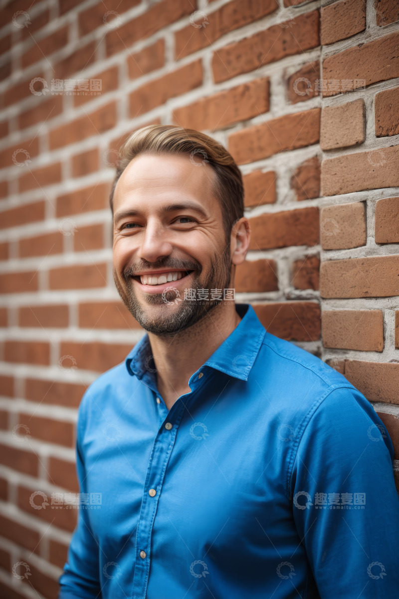 高清大图下载【趣麦麦图】户外砖墙旁微笑的男子
