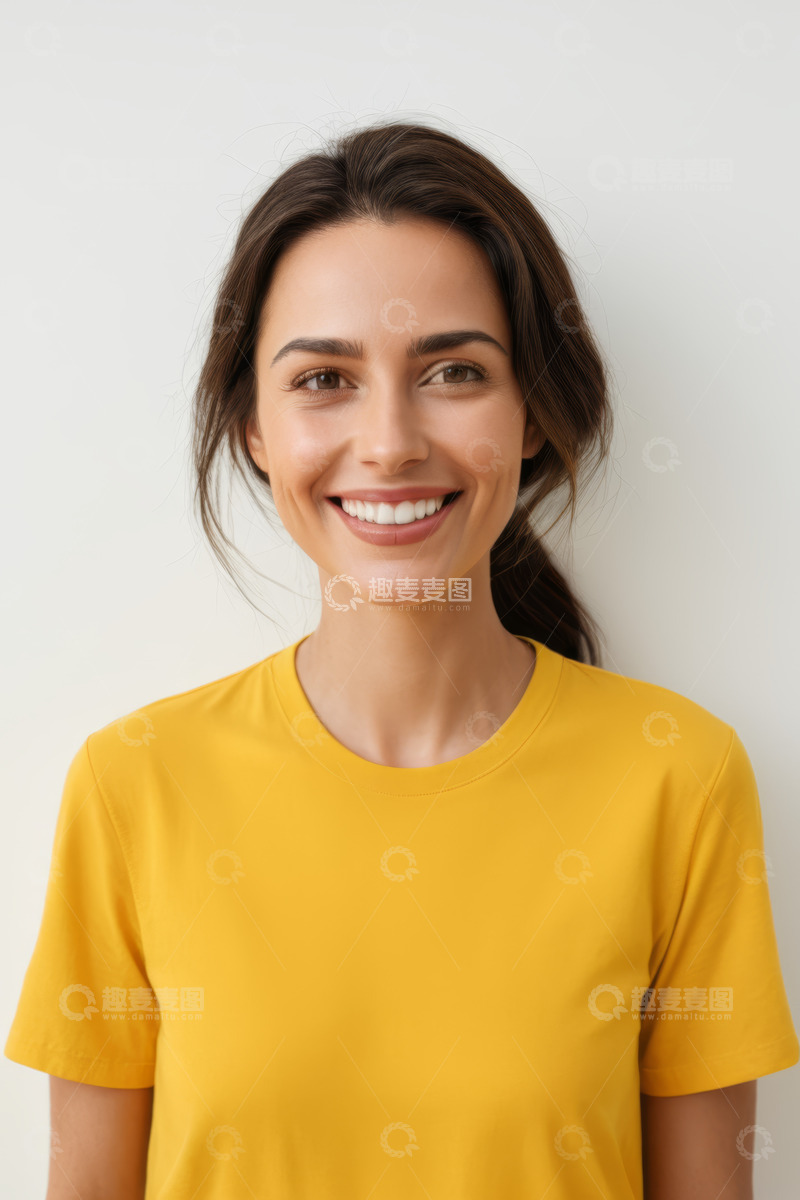 高清大图下载【趣麦麦图】穿黄色T恤微笑的女人肖像