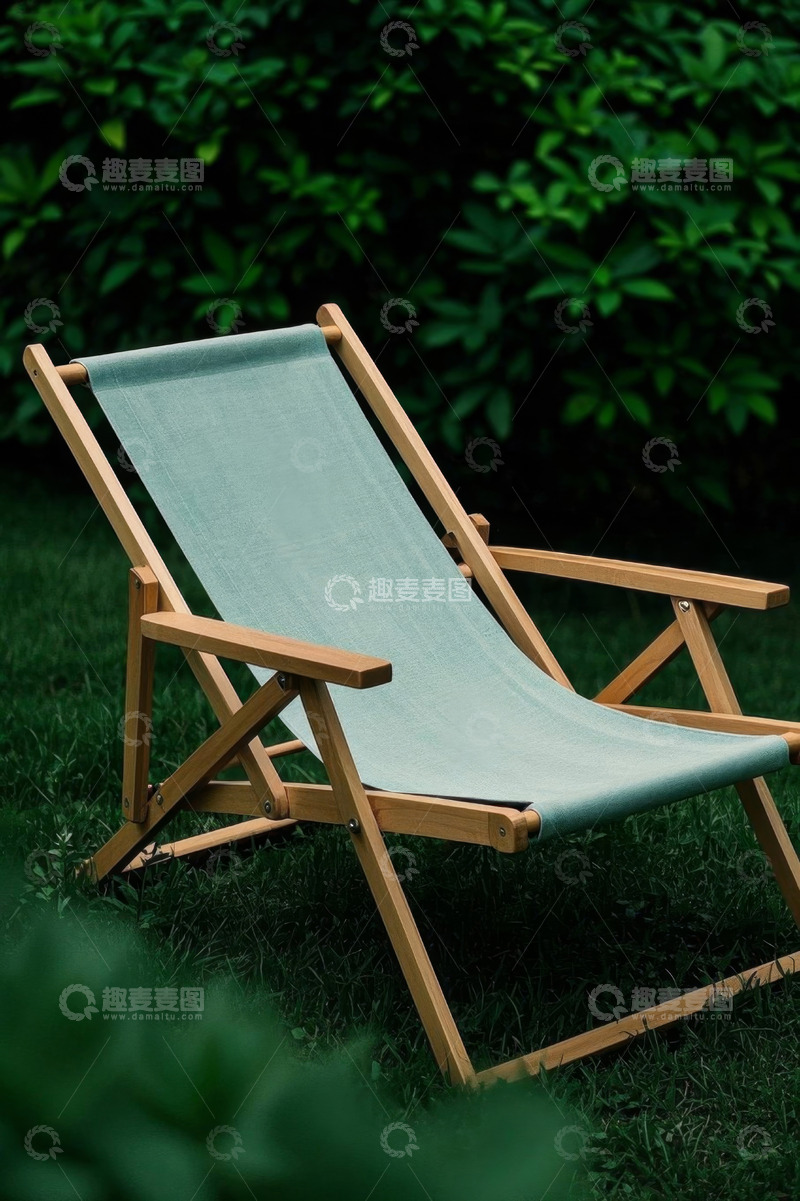 高清大图下载【趣麦麦图】户外草坪上的木质折叠躺椅