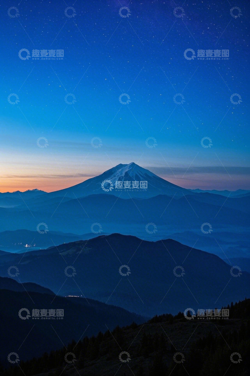 高清大图下载【趣麦麦图】夜空下的雪山与连绵山脉