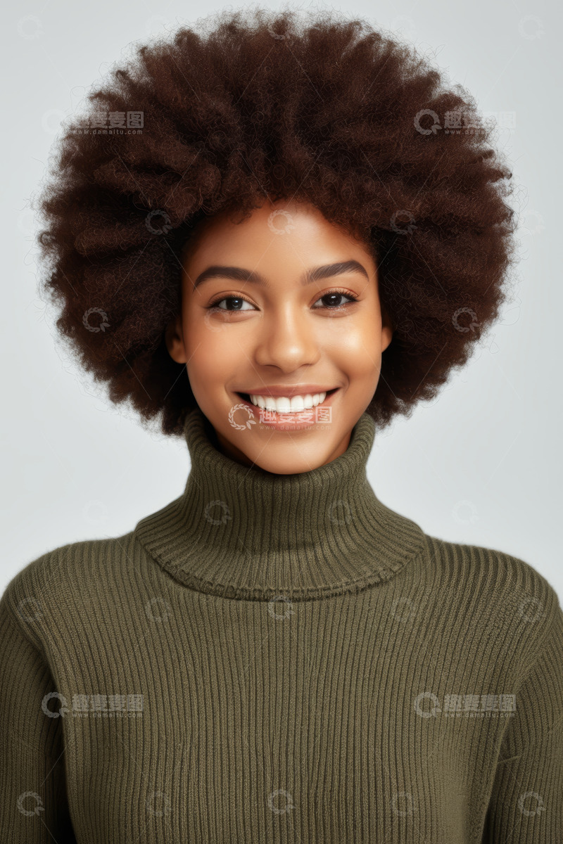 高清大图下载【趣麦麦图】微笑的非洲裔女性穿高领毛衣