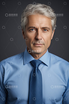 穿衬衫打领带的成熟男性肖像
