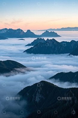 山峦云海日出全景