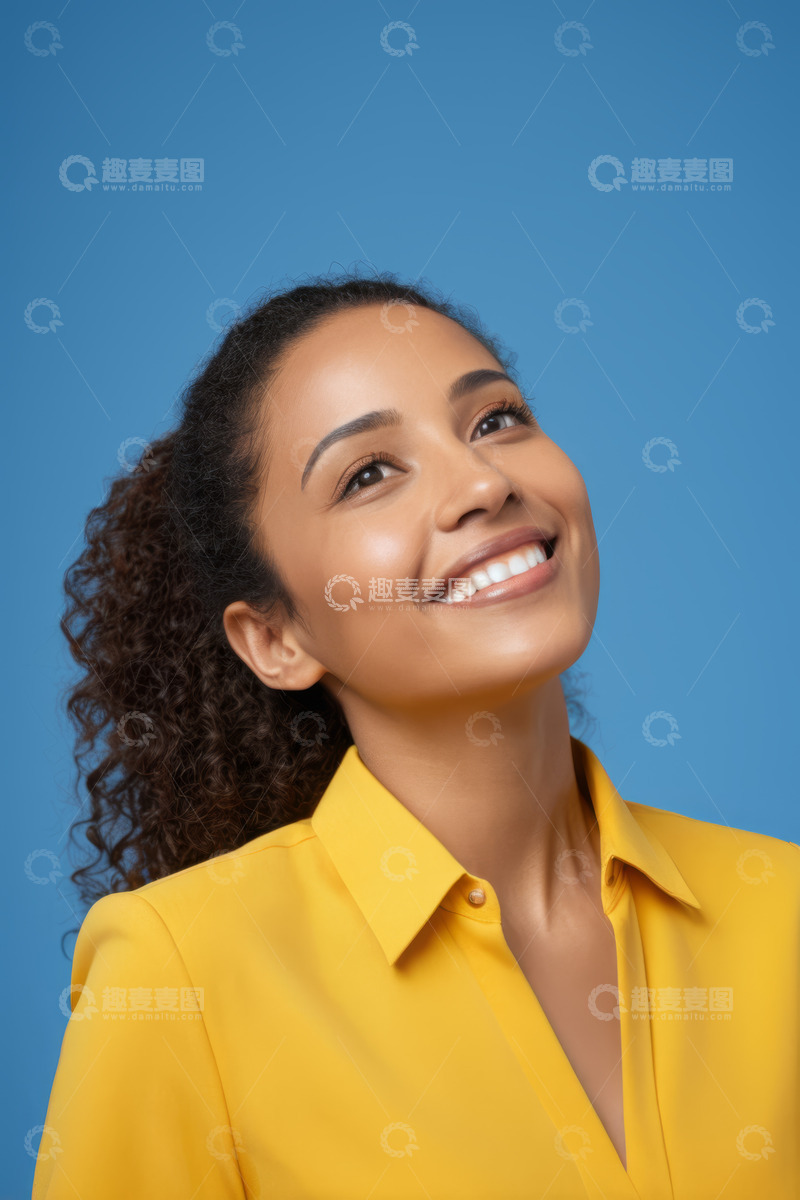 高清大图下载【趣麦麦图】穿黄衣微笑的非洲裔女性