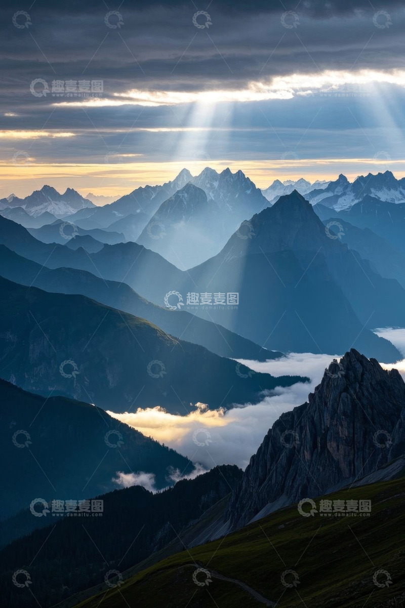 高清大图下载【趣麦麦图】山间云海与穿透云层的阳光