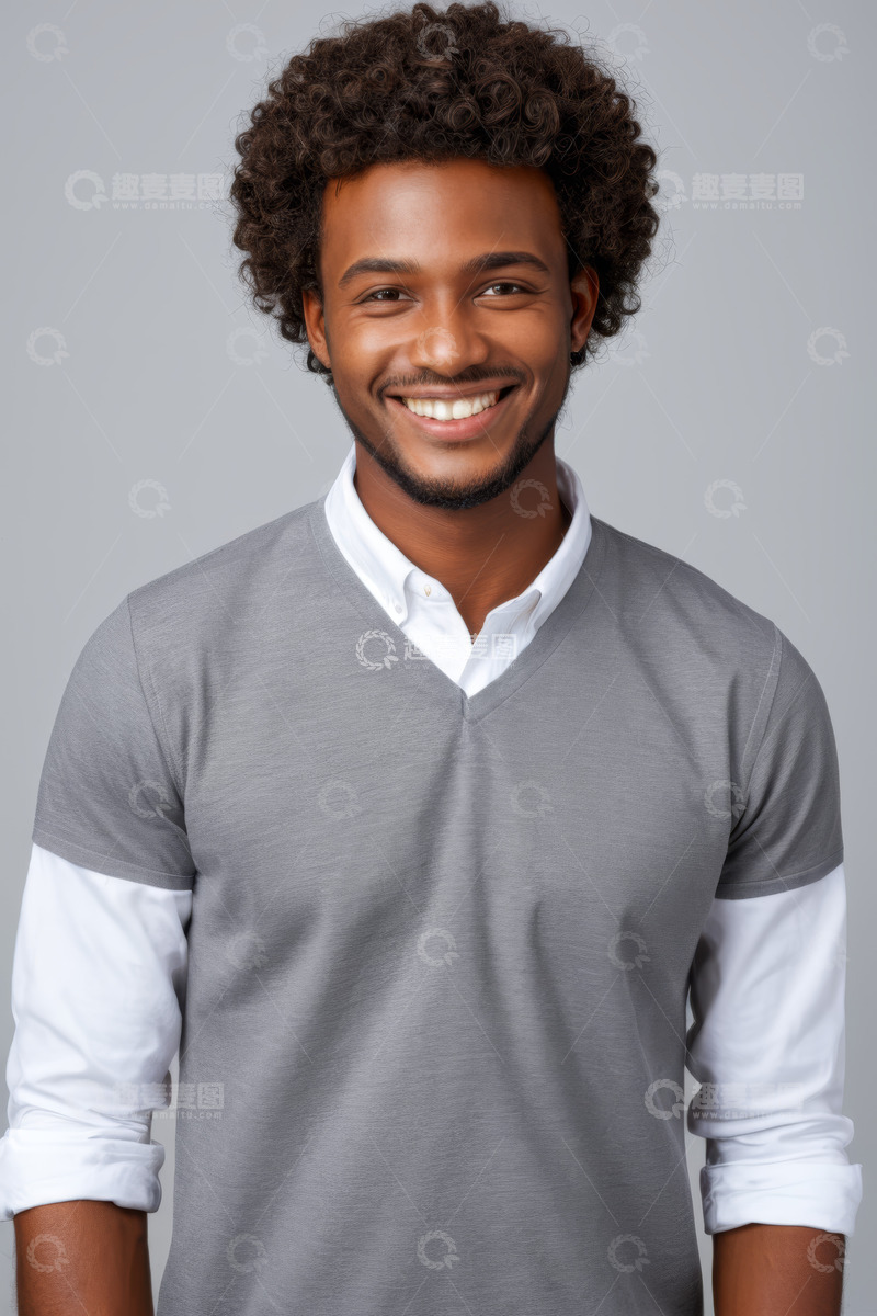 高清大图下载【趣麦麦图】微笑的年轻男性半身肖像