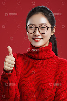 红衣青年女性竖大拇指特写