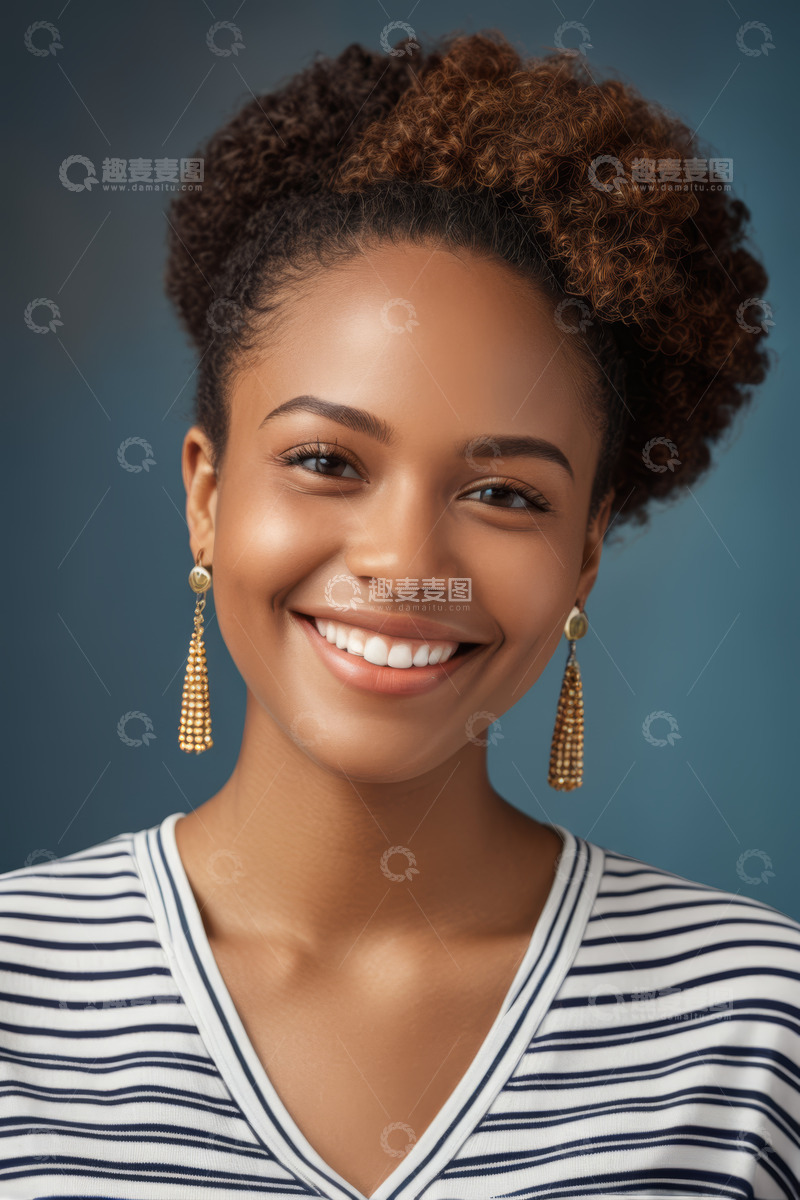 高清大图下载【趣麦麦图】微笑的非洲裔女性肖像