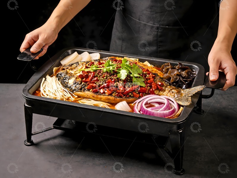 高清大图下载【趣麦麦图】端着一盘烤鱼