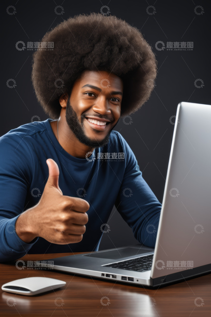 高清大图下载【趣麦麦图】非裔男子使用笔记本电脑竖大拇指