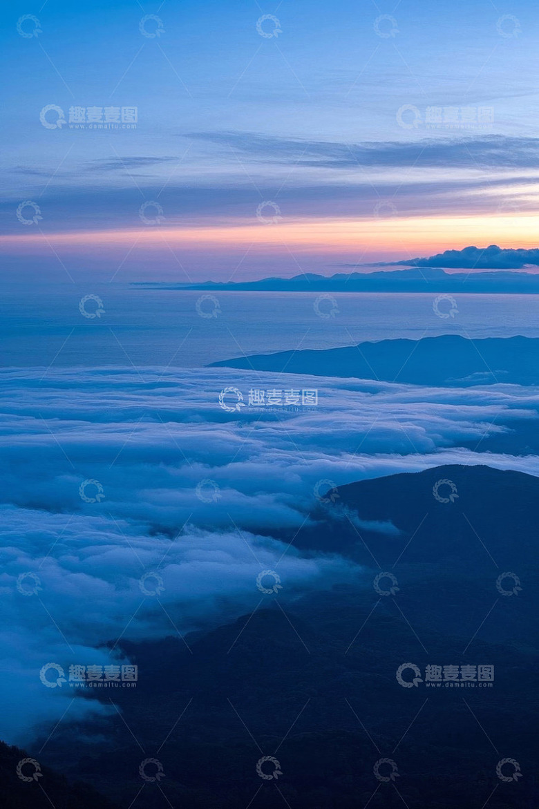云海之上的山景与天空