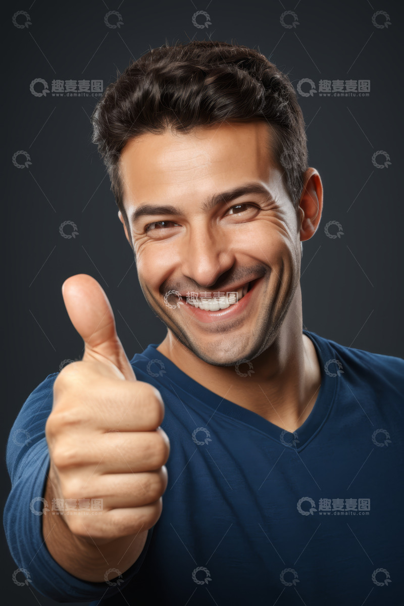 高清大图下载【趣麦麦图】微笑男子竖大拇指特写