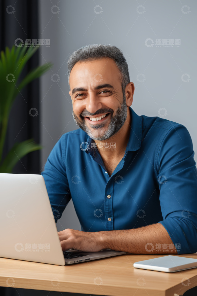 高清大图下载【趣麦麦图】男子使用笔记本电脑微笑办公