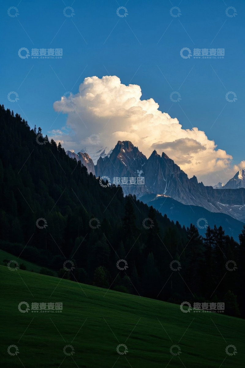 高清大图下载【趣麦麦图】山林间巍峨山峰与白云景观