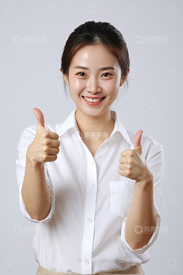 穿白衬衫女人竖大拇指