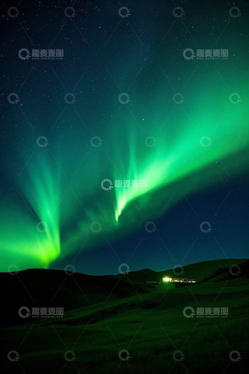 高清大图下载【趣麦麦图】夜空中的绿色极光与地面景观