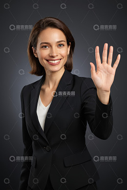 微笑女商人挥手示意