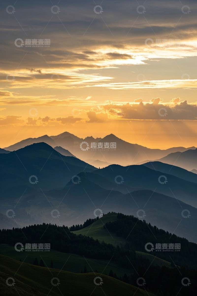 高清大图下载【趣麦麦图】山间日落时分的壮丽景色