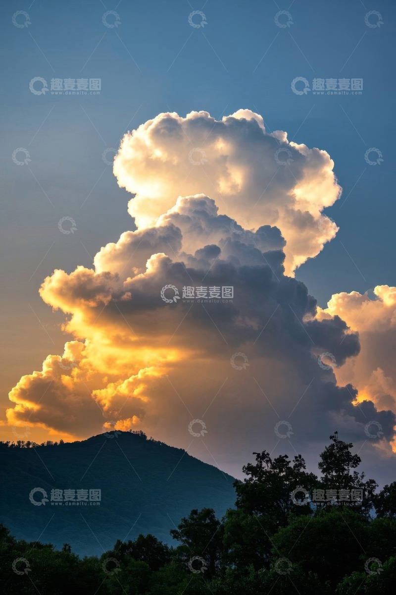 高清大图下载【趣麦麦图】夕阳下的山峦与壮丽云朵