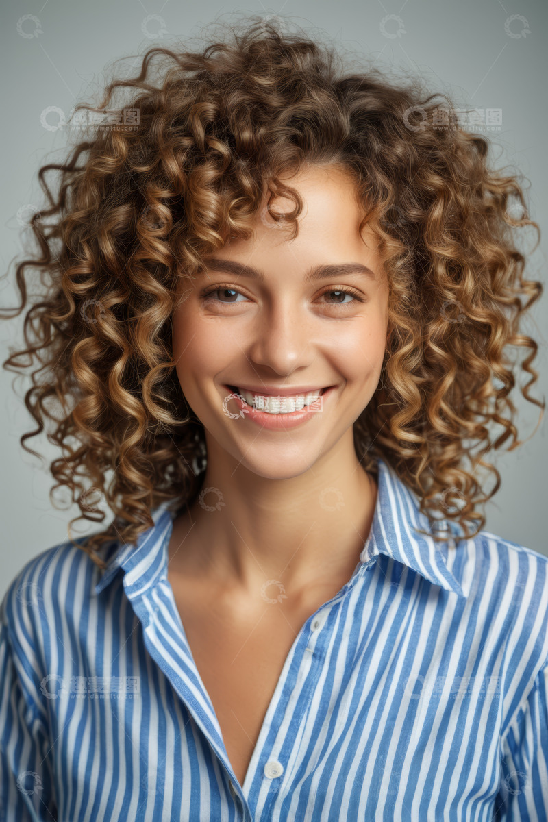 高清大图下载【趣麦麦图】微笑卷发女人肖像
