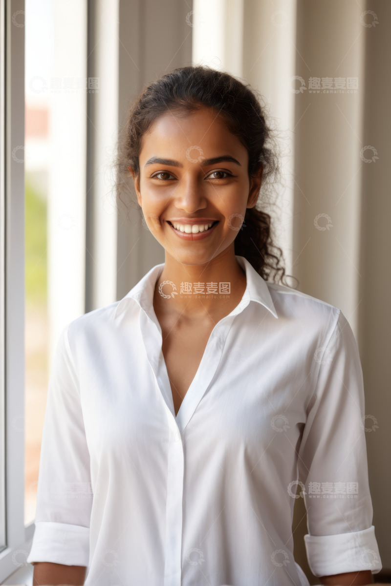 高清大图下载【趣麦麦图】穿白衬衫微笑的年轻女性