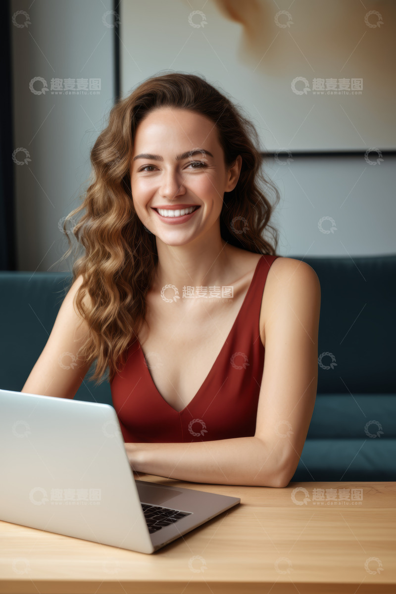 高清大图下载【趣麦麦图】微笑女士使用笔记本电脑