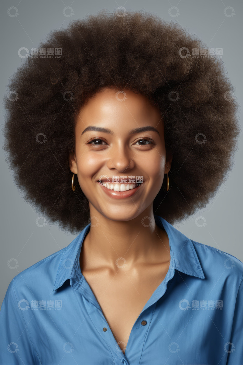 高清大图下载【趣麦麦图】微笑的非洲裔女性半身像