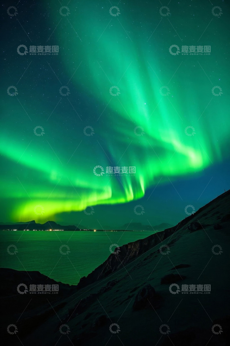 高清大图下载【趣麦麦图】海边夜空的绿色极光景象