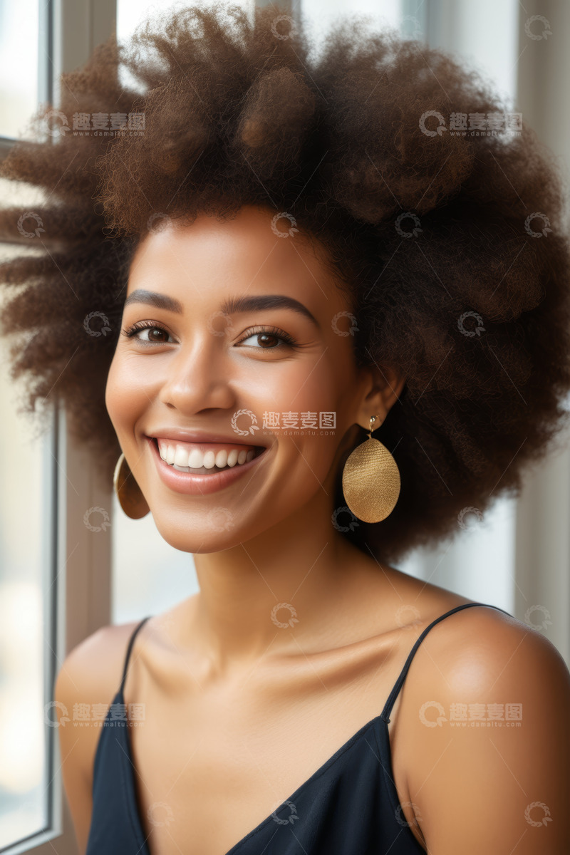 高清大图下载【趣麦麦图】微笑的非洲裔女性肖像
