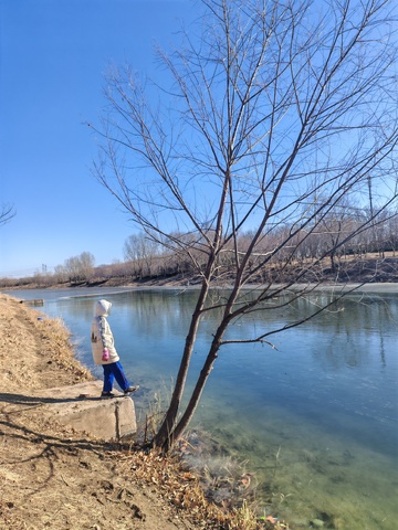 冬日河畔漫步