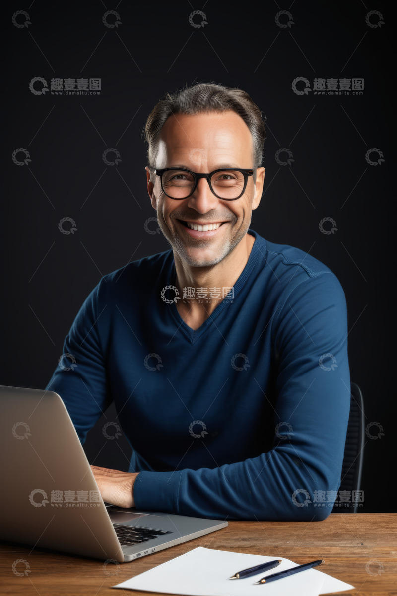 高清大图下载【趣麦麦图】男士坐在桌前使用笔记本电脑