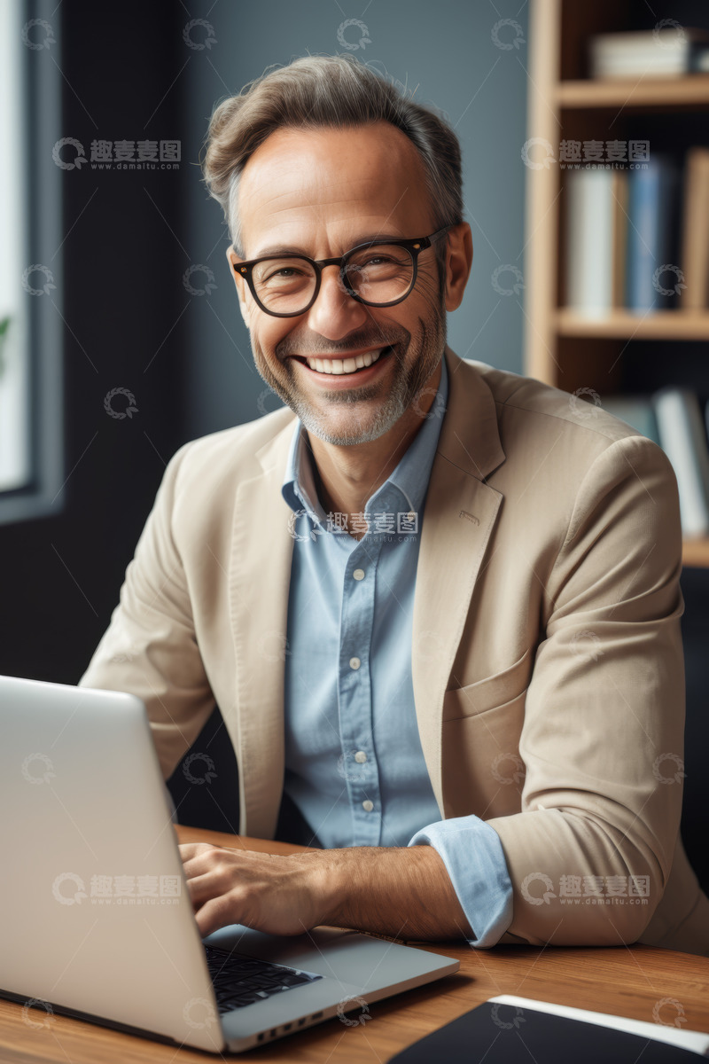 高清大图下载【趣麦麦图】商务男士在办公室使用笔记本电脑