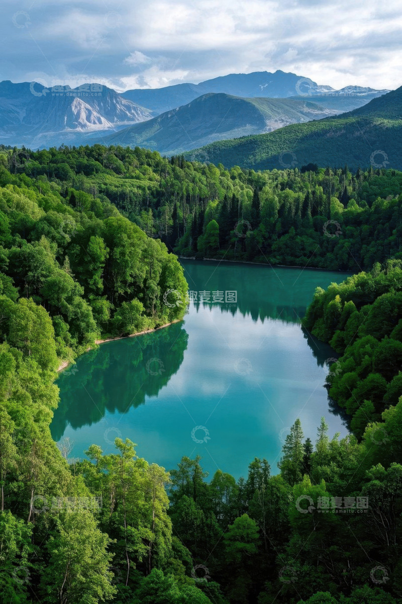 高清大图下载【趣麦麦图】山林间的碧绿湖泊景观